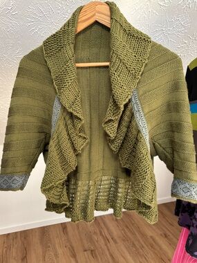 Elizabeth Gillett wool blend ruffle neckline open cardigan/shawl. Size M/L